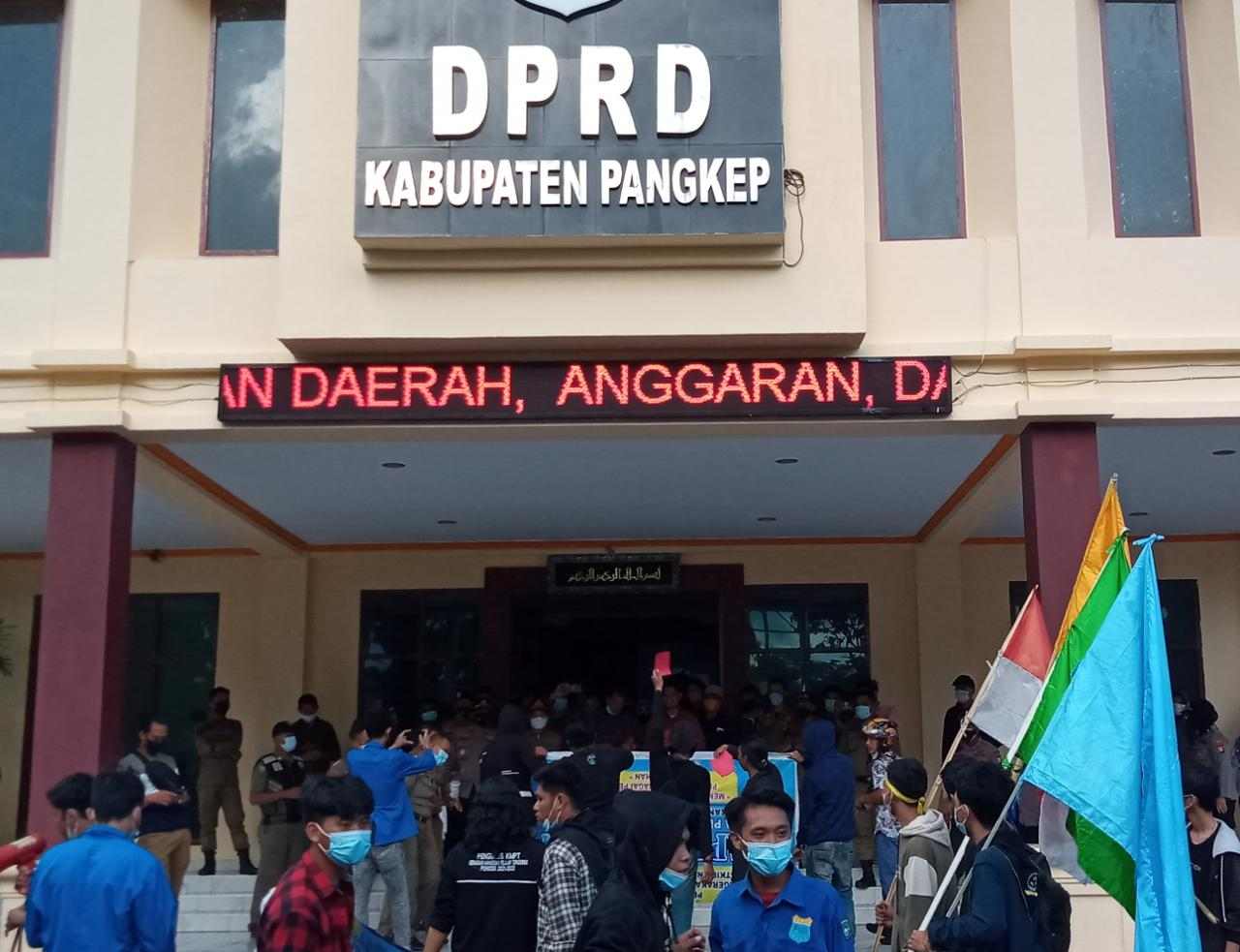 DPRD Kabupaten Pangkep Dapat Kartu Merah Dari Mahasiswa