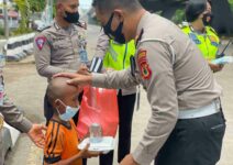 POLANTAS PEDULI, Satlantas Polrestabes Makassar Berbagi Paket Sembako