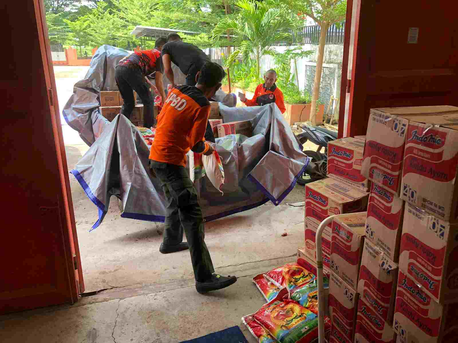 Plt Gubernur Sulsel Bantu Korban Angin Puting Beliung Terjang 5 Desa di Bone