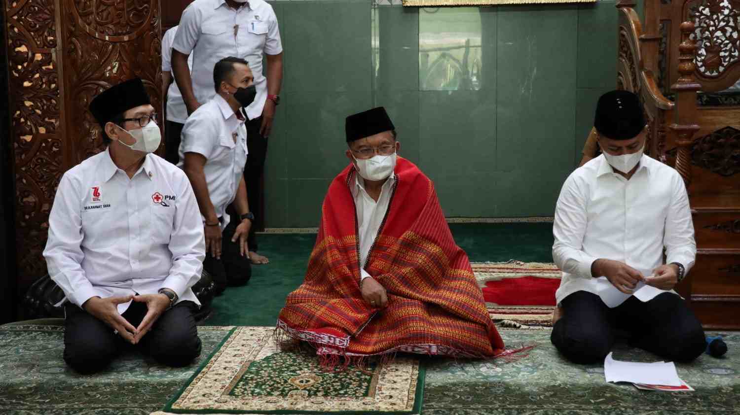 Ketua Dewan Masjid Indonesia (DMI), Jusuf Kalla membantah pernyataan Menteri Agama, Yaqut Cholil Qoumas terkait Kementerian Agama, atau Kemenag merupakan hadiah untuk Nahdatul Ulama (NU)