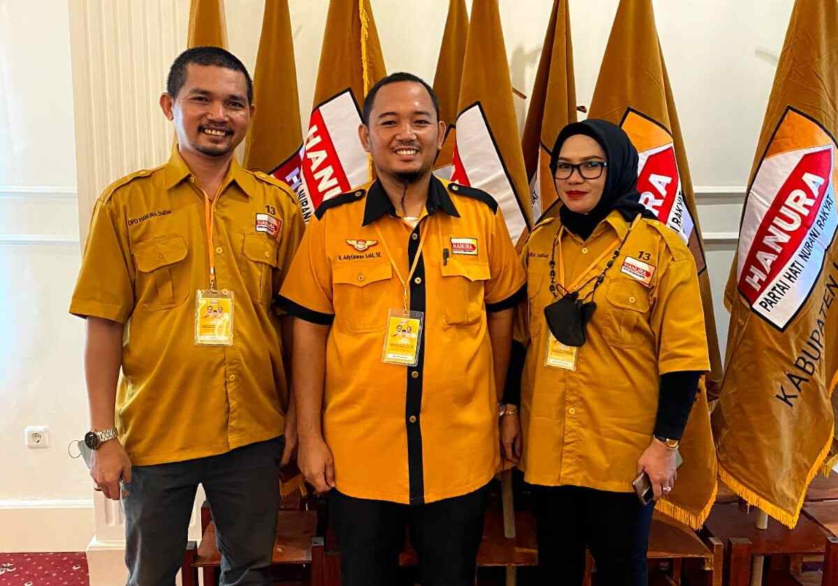 Ketgam : Sekretaris, Jabal Arafah (kiri), Ketua DPC Hanura Bantaeng, Adytiawan Said (tengah), Bendahara, Andayani (kanan) foto bersama pasca pelantikan di Hotel Sutomo, Makassar.