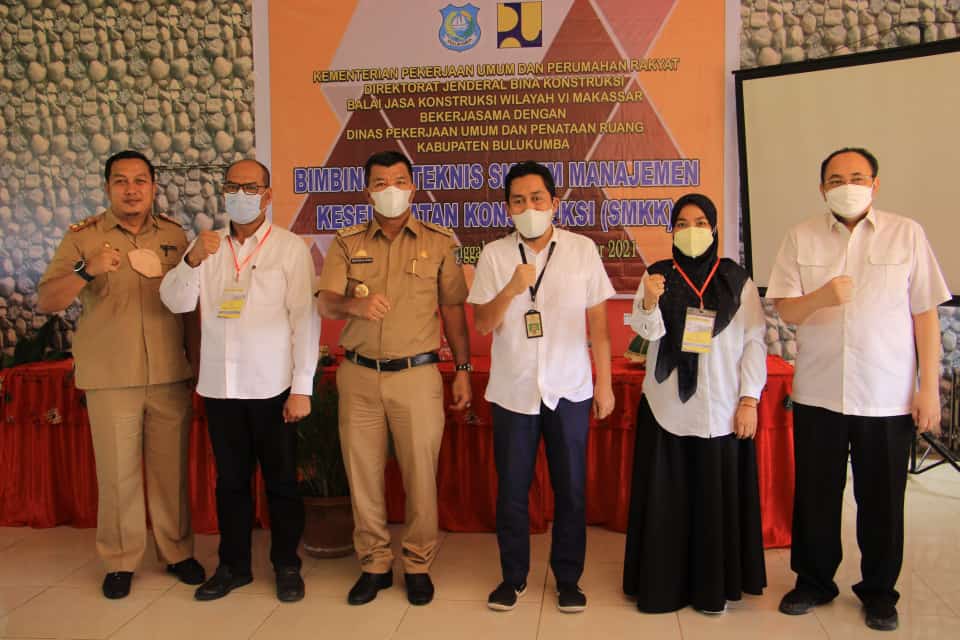 Balai Jasa Konstruksi Wilayah VI Makassar kerjasama dengan Dinas Pekerjaan Umum dan Penataan Ruang Bulukumba menggelar Bimbingan Teknis (Bimtek) Sistem Manajemen Keselamatan Konstruksi (SMKK).