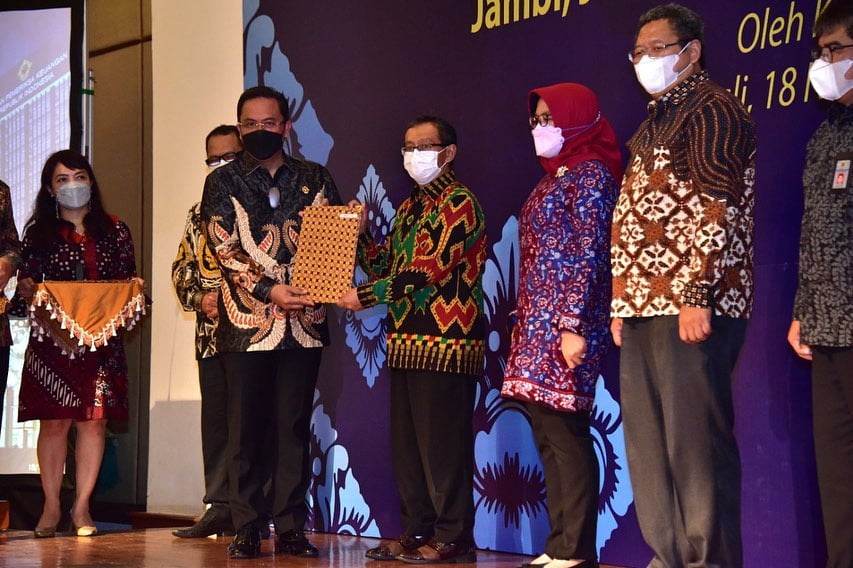 Peresmian IATF, Kepala Perwakilan BPK Bali Kenakan Batik Rongkong