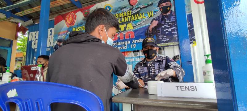 Keroyok Vaksin, TNI AL Gencar Vaksinasi Door to Door di Pulau Barrang Caddi