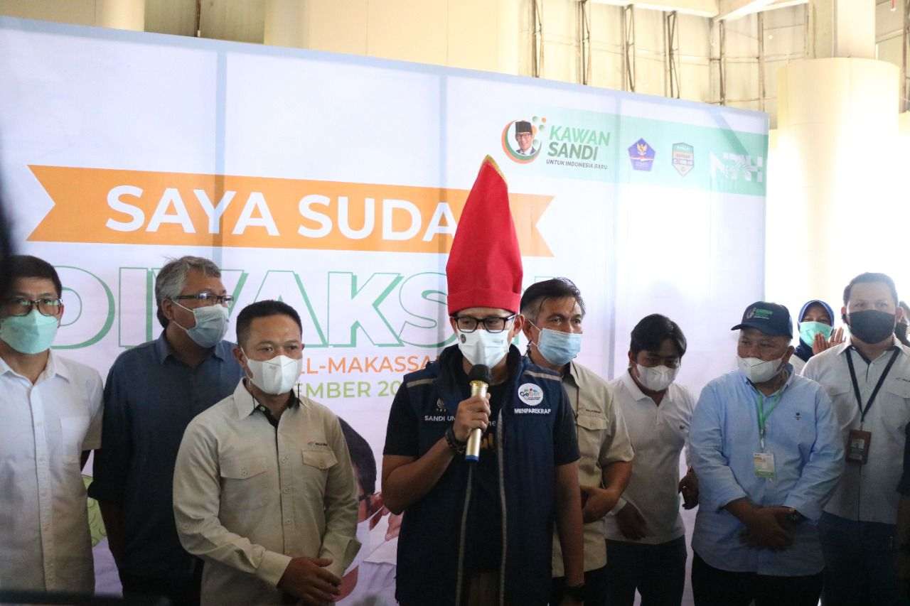 Tinjau Pelaksanaan Vaksinasi Massal di NIPAH, Sandiaga Uno Gunakan Songkok Passapu