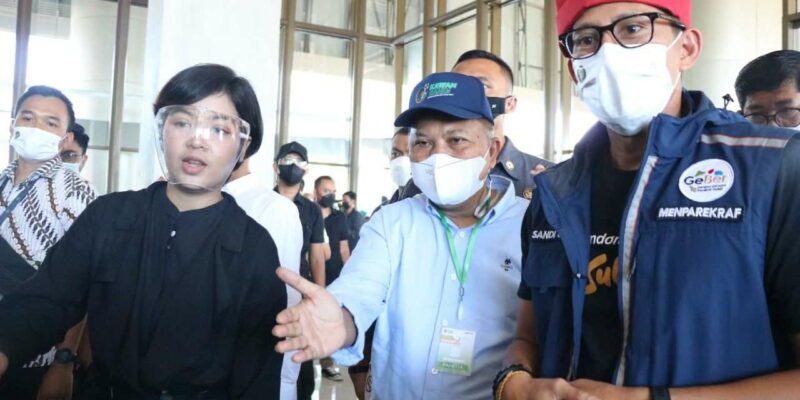 Tinjau Pelaksanaan Vaksinasi Massal di NIPAH, Sandiaga Uno Gunakan Songkok Passapu