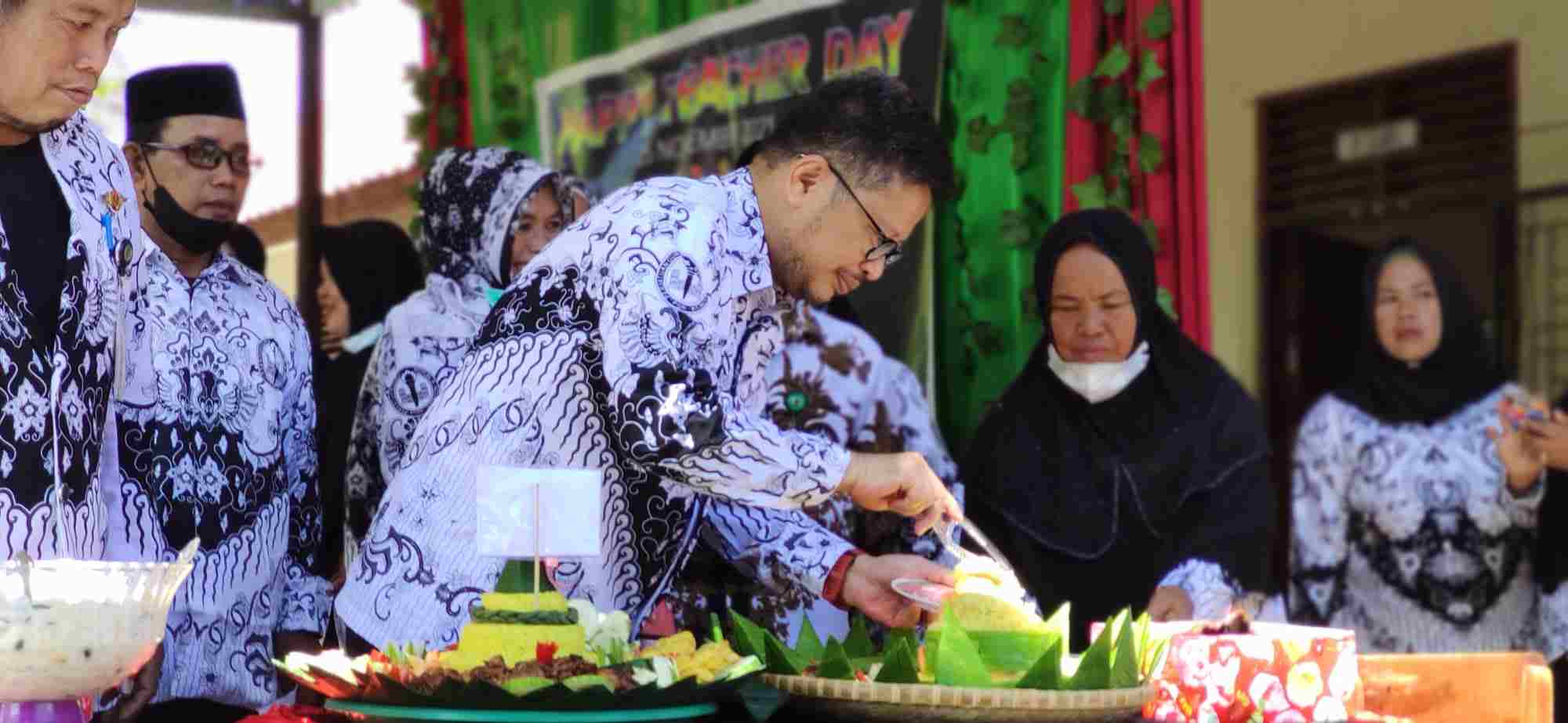 Irman YL Peringati Hari Guru di Daerah Terpencil