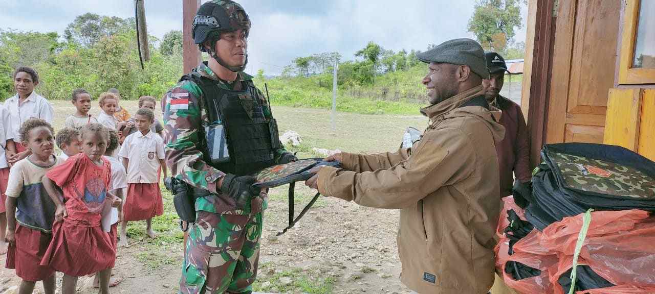 Bangkitkan Motivasi Anak, Satgas TNI Bagikan Tas di Perbatasan RI-PNG