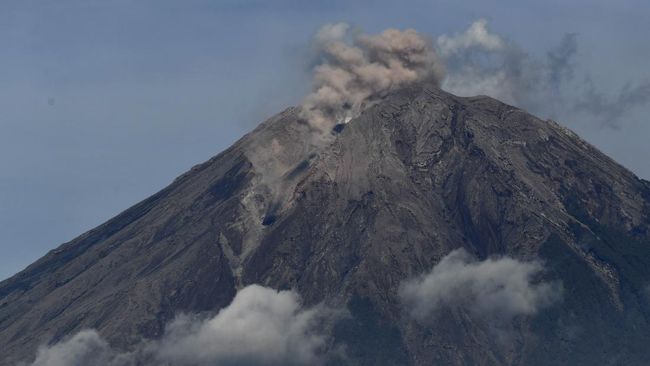 Gunung Semeru Kembali Gempa Letusan dan Guguran