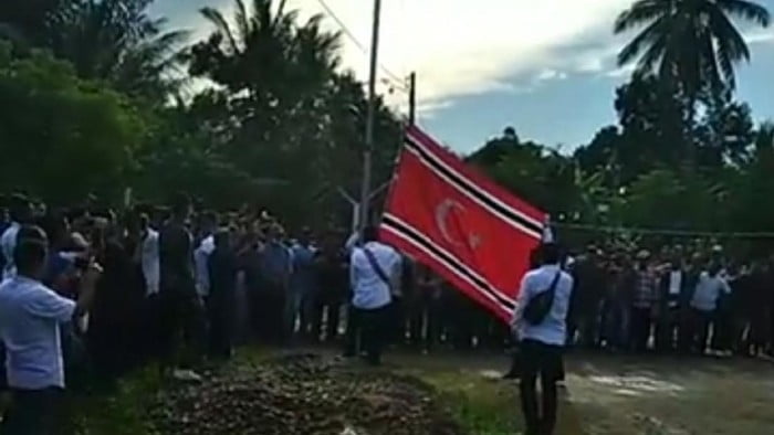 Bendera Bulan Bintang Berkibar, Polisi Coba Turunkan Namun Dihalau Massa