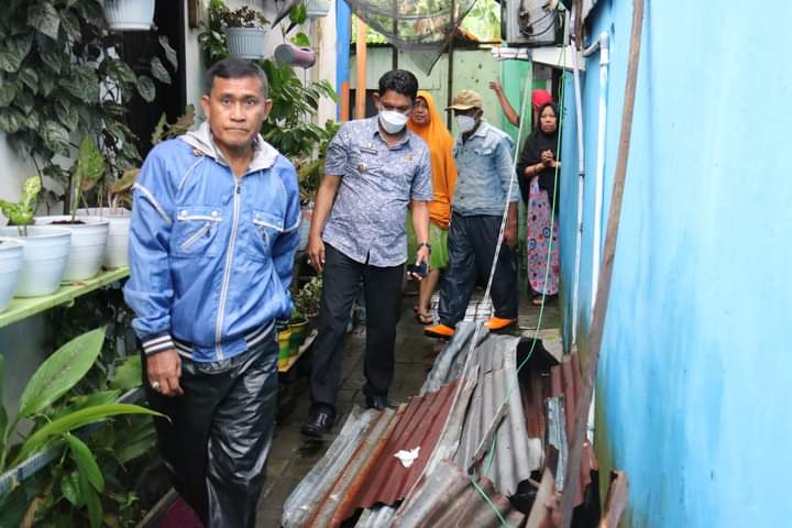 Camat Ujung Tanah dan Kadis Sosial Kota Makassar Kunjungi Korban Bencana