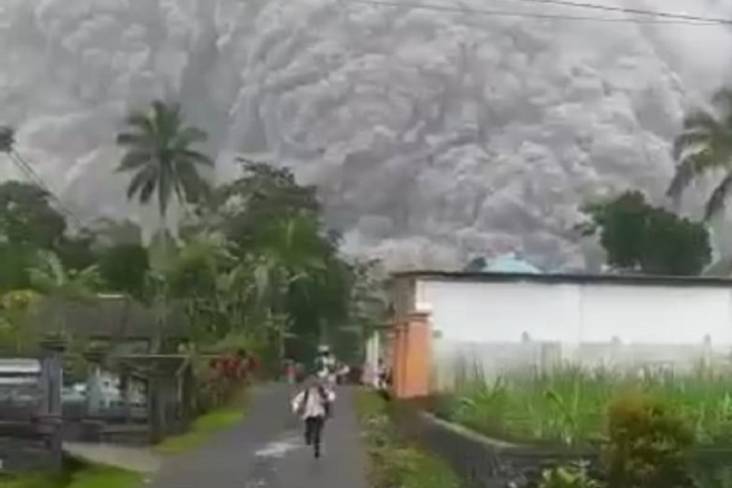 Gunung Semeru Jawa Timur Erupsi, Trending Topic di Twitter