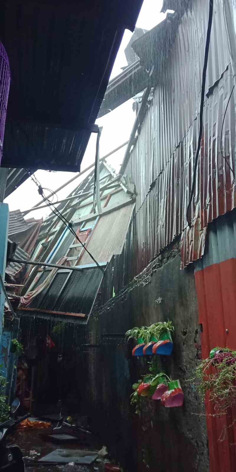 Angin Kencang Hujan Lebat Melanda Sebagian Kota Makassar