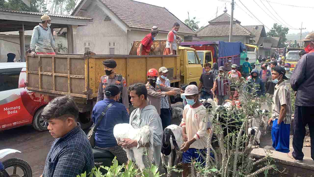 Tanggulangi Erupsi Semeru, Polri Gelar Operasi Kemanusiaan Aman Nusa II