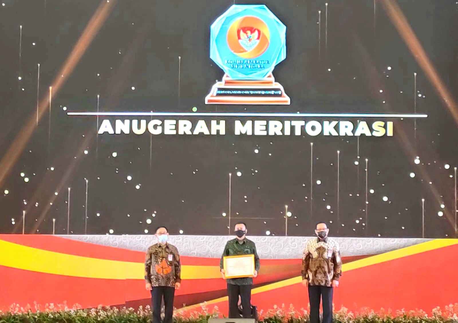 Bupati Basli Ali Bawa Selayar Raih Anugerah Meritokrasi 2021