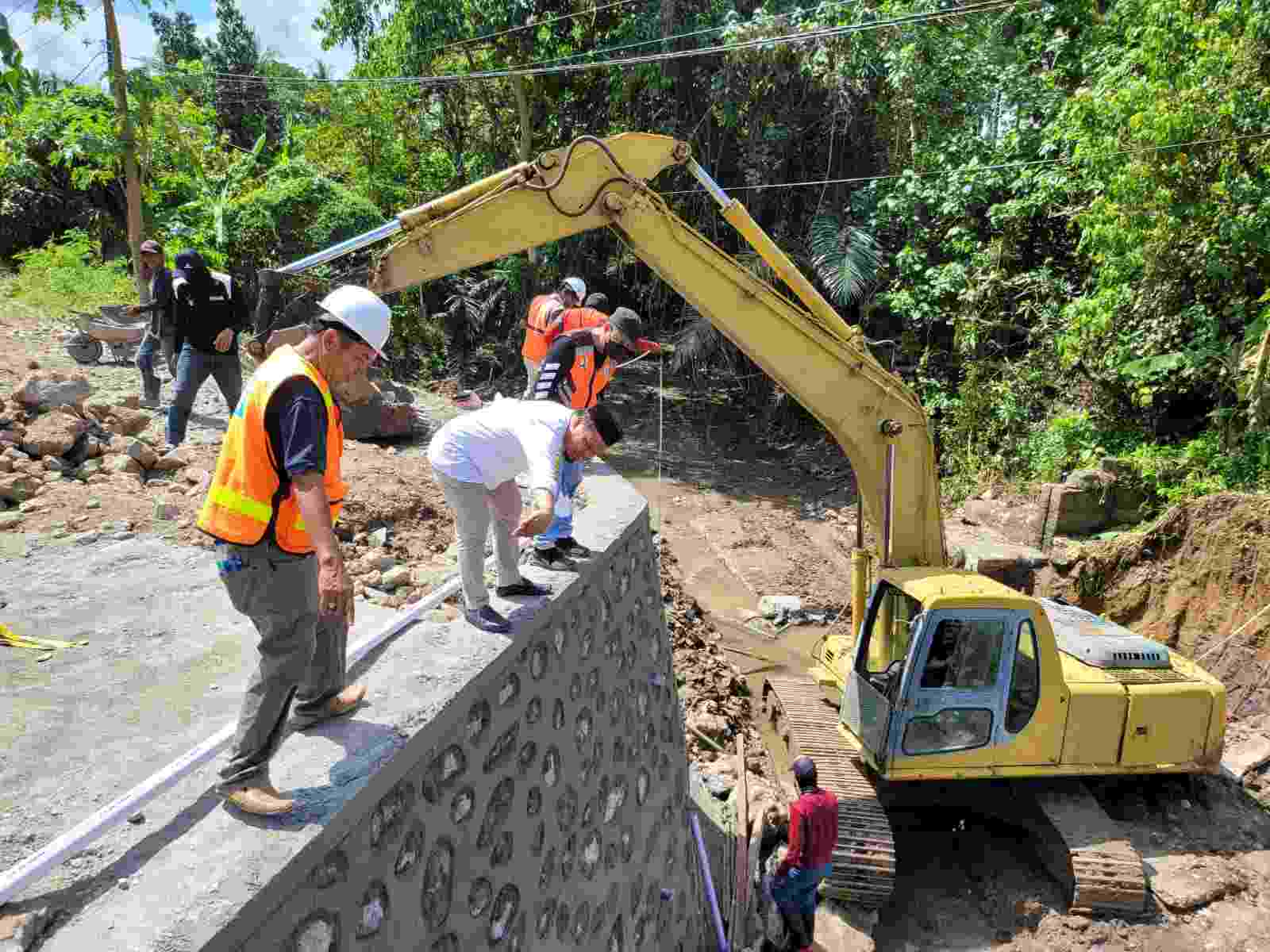 Wabup Asman Tinjau Pengerjaan Jembatan Poros Enrekang-Toraja di Baba