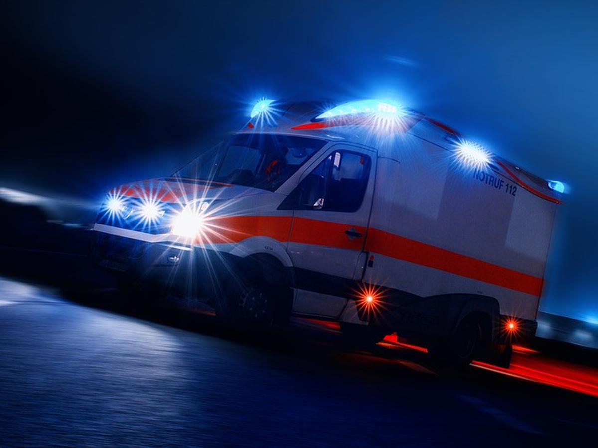 Polisi Tilang Pengendara Motor Kawal Ambulance Kosong