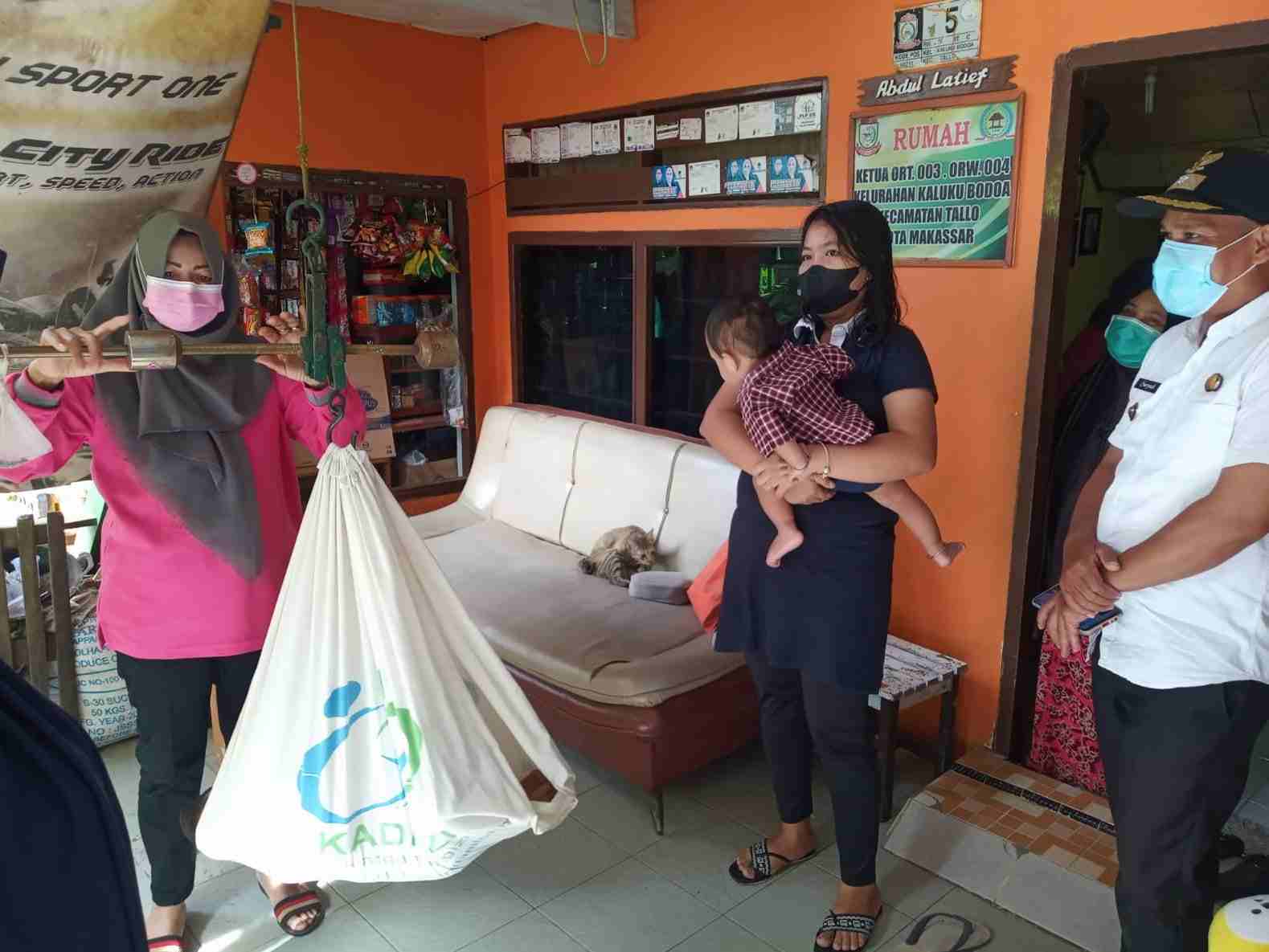 Sentuh Hati di Posyandu, Lurah Kaluku Bodoa Apresiasi Giat Kader Nakes Ibu Balita