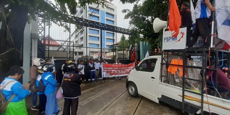 Alpar saat berunjuk rasa di depan Kantor Dewan Perwakilan Rakyat Daerah (DPRD) Sulawesi Selatan, Jumat (14/01/2022).