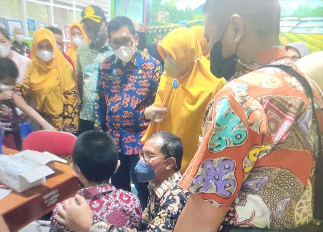 Wali Kota Makassar Motivasi Anak SD Mangkura saat Vaksinasi
