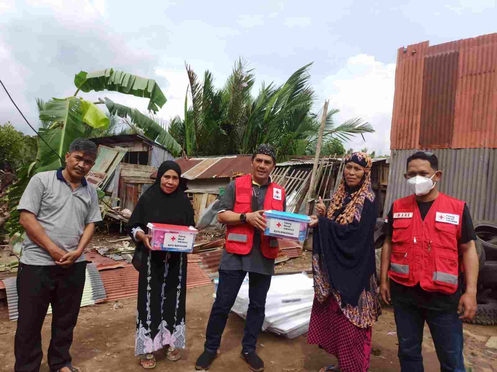 PMI Makassar Kembali Salurkan Bantuan Korban Angin Puting Beliung di Tallo