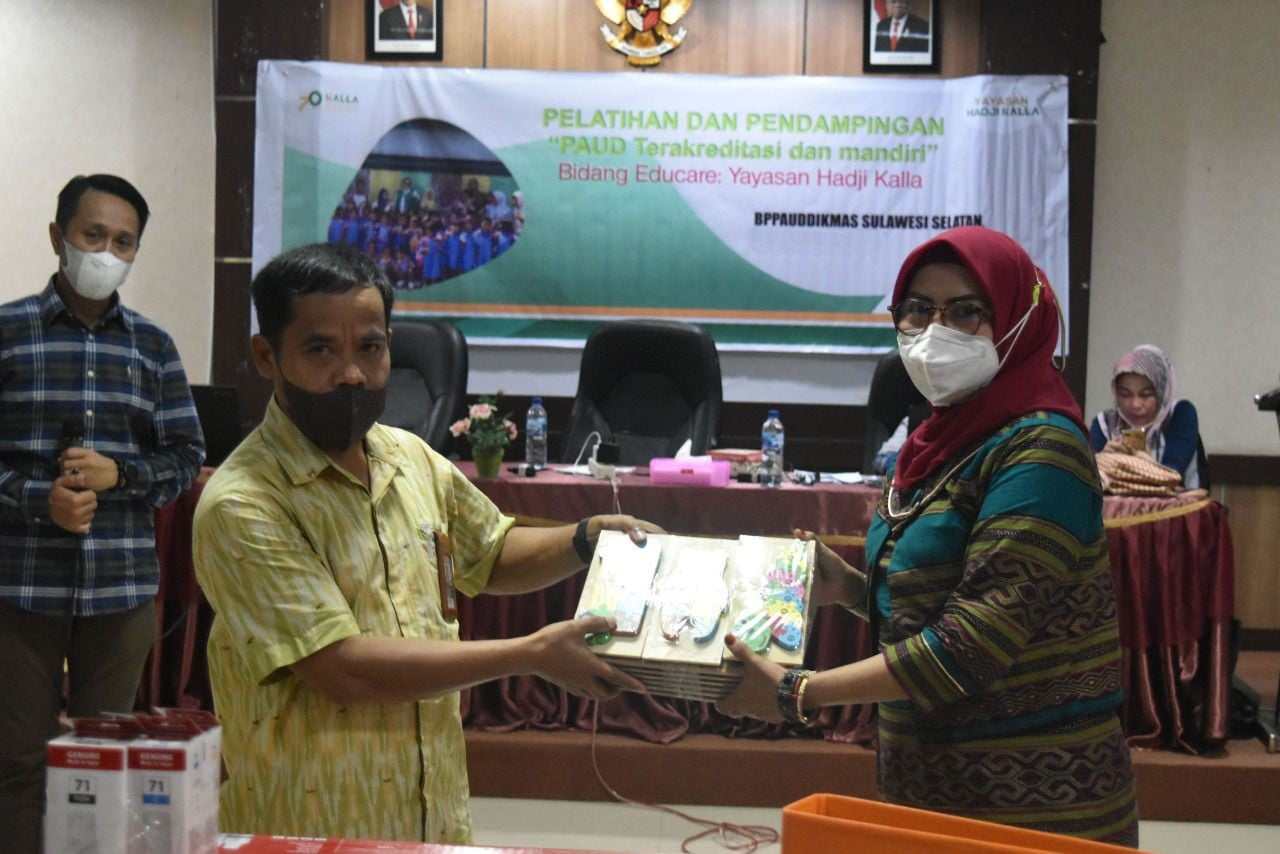Yayasan Hadji Kalla Beri Peralatan Belajar untuk 15 PAUD Lorong Makassar