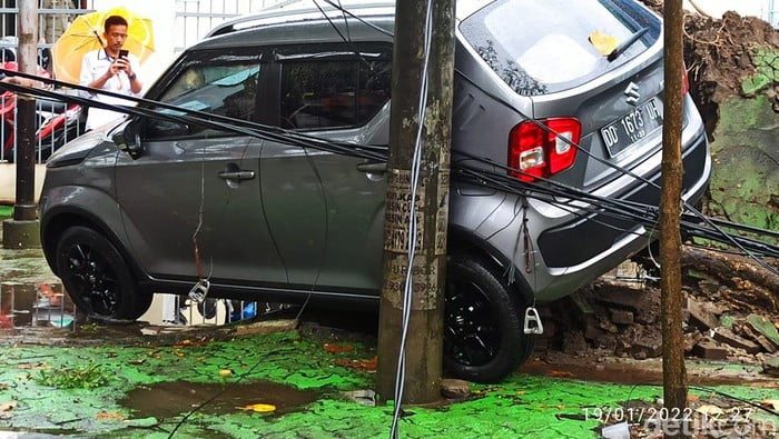 Cuaca Buruk, Pohon Tumbang Timpa 3 Mobil hingga Becak Motor di Makassar