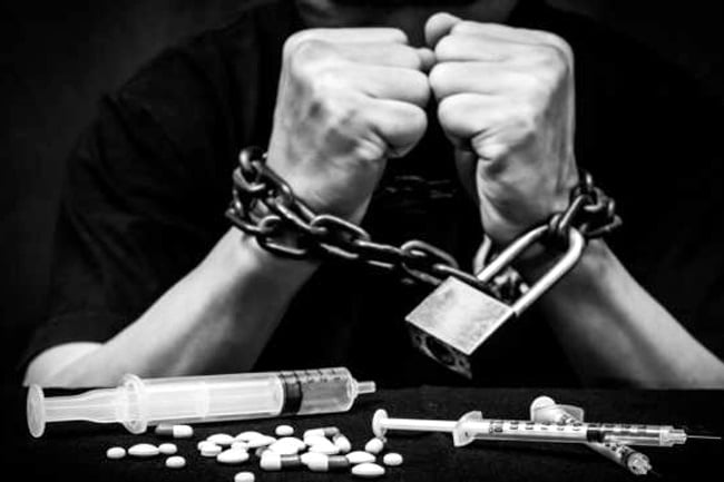 Polisi Gerebek Sarang Narkoba, Disambut Petasan