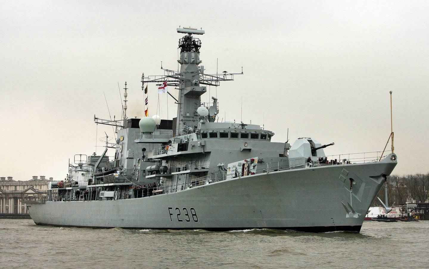Kapal Perang Inggris dan Kapal Selam Rusia Tabrakan