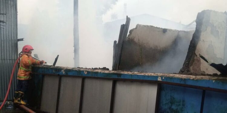 Kebakaran Melanda Rumah warga di Barabaraya Kecamatan Makassar
