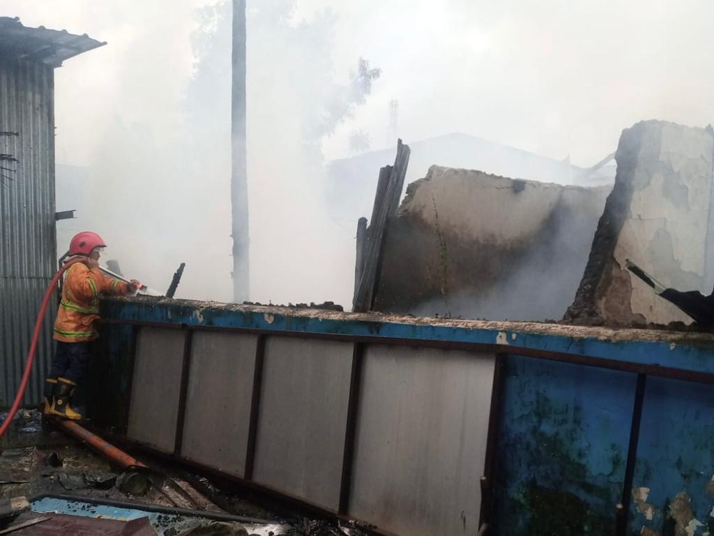 Kebakaran Melanda Rumah warga di Barabaraya Kecamatan Makassar