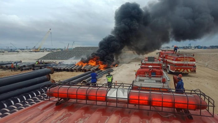 Kebakaran di Makassar New Port, 25 Pipa Karet Ludes Terbakar