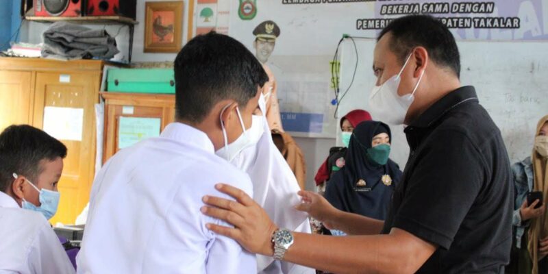 Perdana, Bupati Takalar Saksikan Vaksinasi Anak di SD Centre Pattalassang