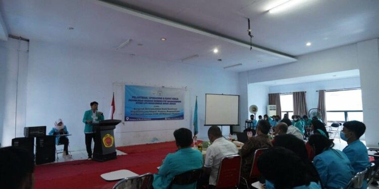 Ketua BEM STIM LPI Makassar, Andi Sulaeman saat memberi sambutan pada pelantikan Pengurus BEM Periode 2021-2022, Rabu (12/01).