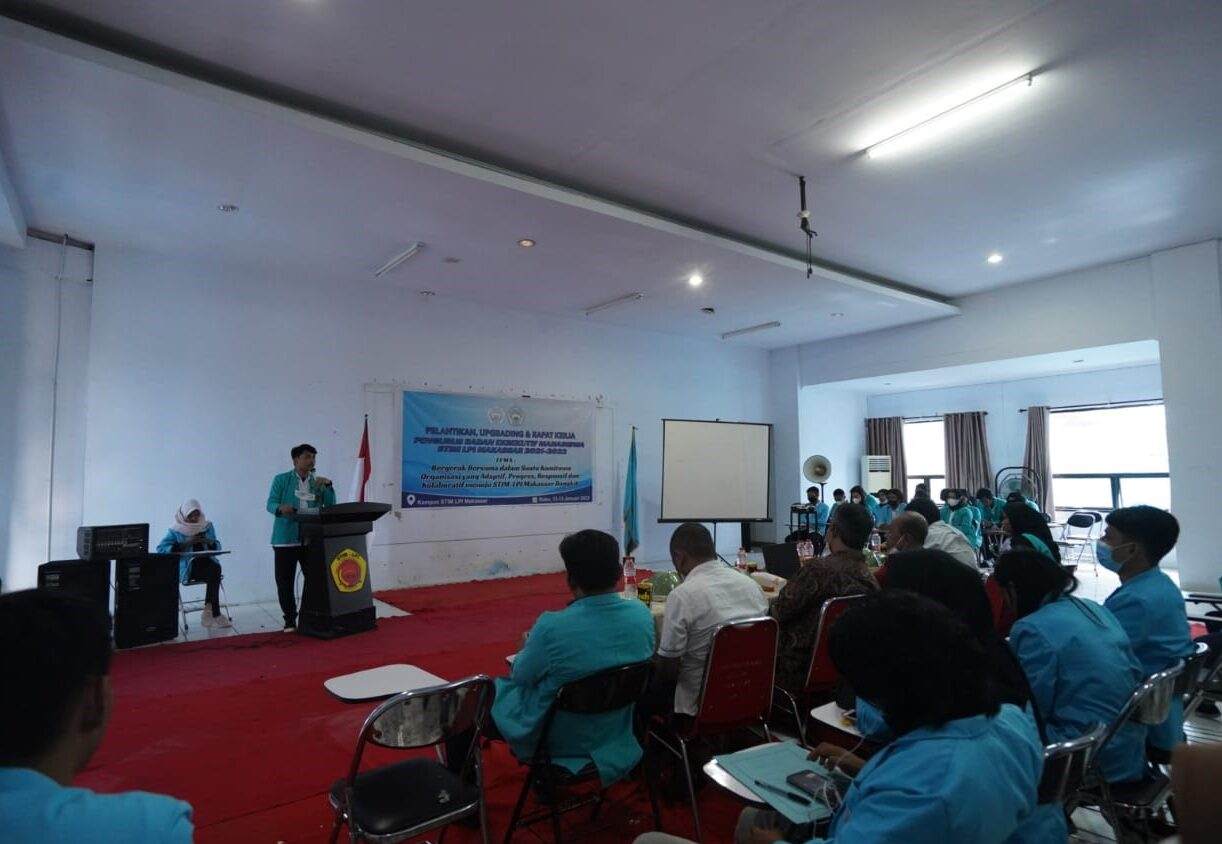 Ketua BEM STIM LPI Makassar, Andi Sulaeman saat memberi sambutan pada pelantikan Pengurus BEM Periode 2021-2022, Rabu (12/01).