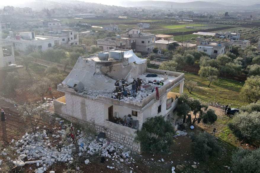 Kehancuran di dalam rumah pemimpin ISIS, Abu Ibrahim al-Hashimi al-Qurayshi. Pasukan khusus AS menggerebek rumah di Atme, Suriah.