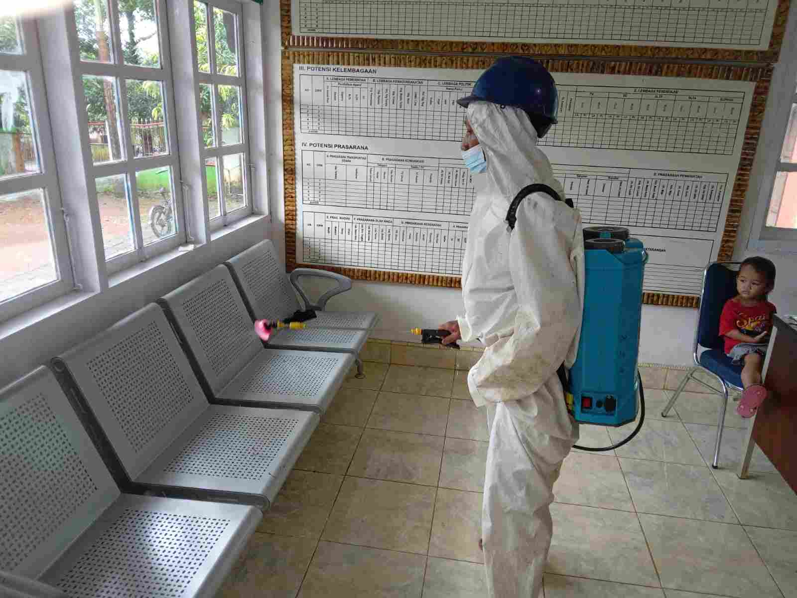 Konsisten Beri Pelayanan Nyaman, Kecamatan Tallo Adakan Penyemprotan Disinfektan