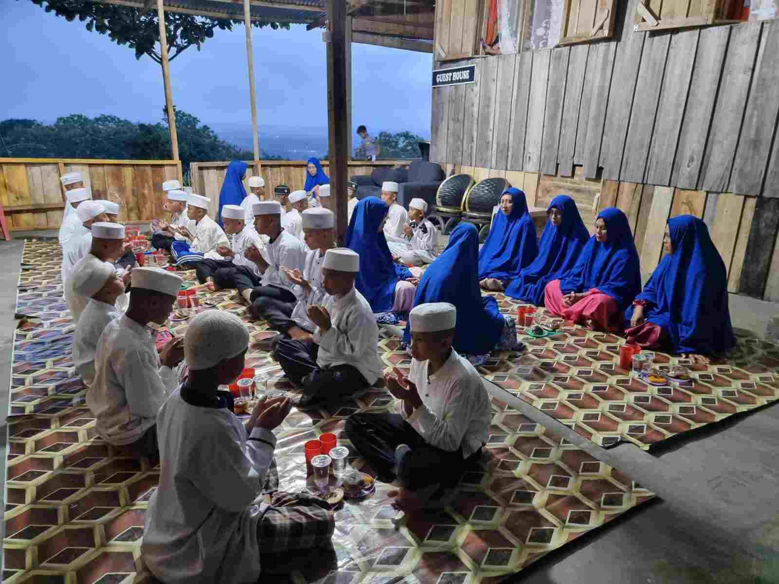 Buka Puasa Bersama Santri Pondok Pesantren Ashabul Jannah Bolangi Gowa