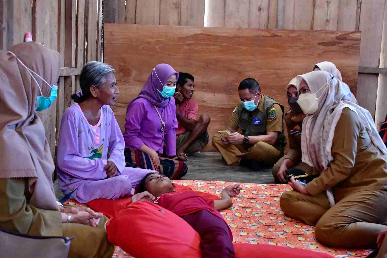 Kunjungi Penderita Lumpuh Layu, Bupati Lutra: Segera Berikan Penanganan