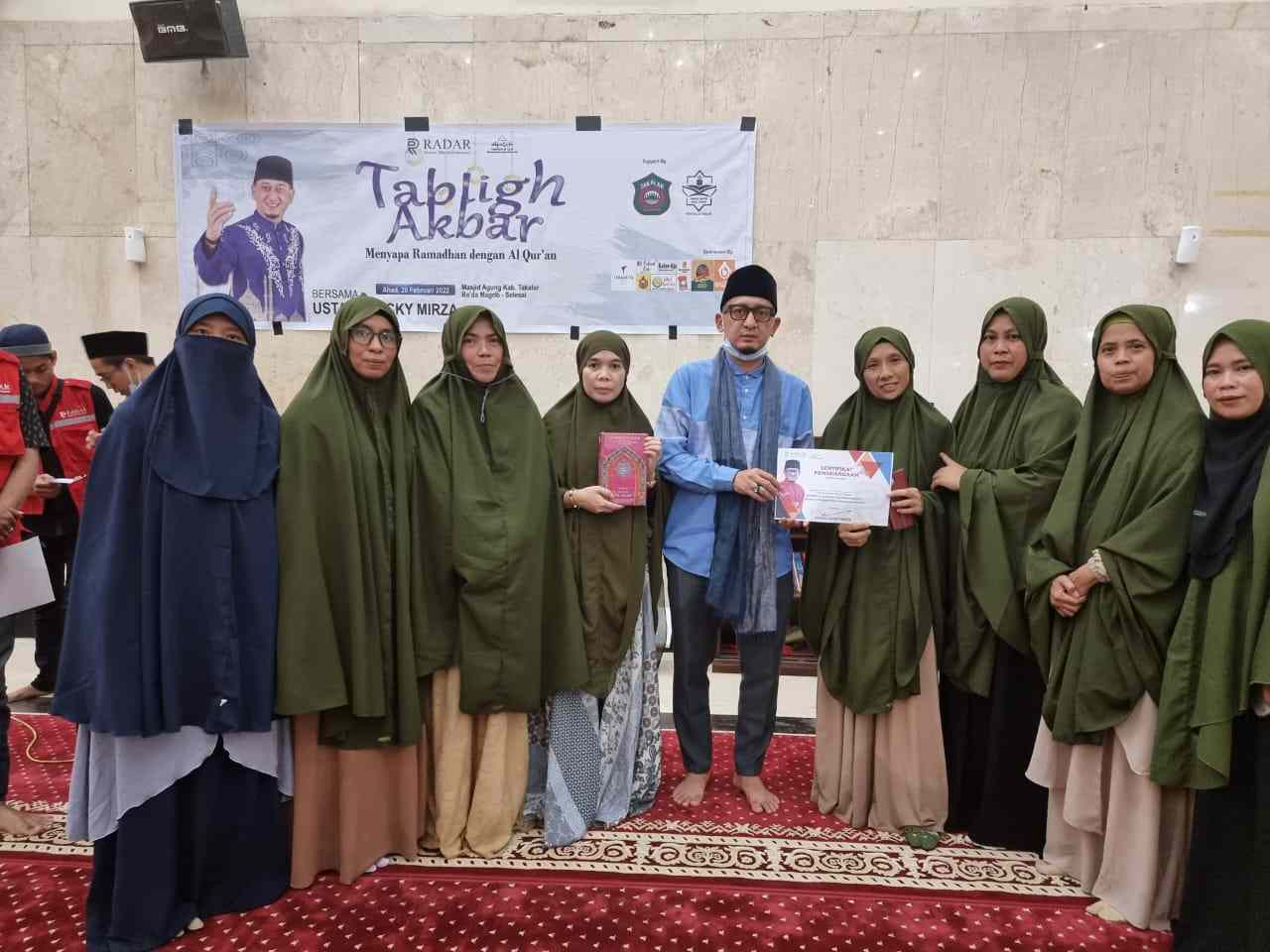 RADAR Bersama Ust Zaky Serahkan Wakaf Al-Qur'an untuk Pondok Tahfid di Takalar