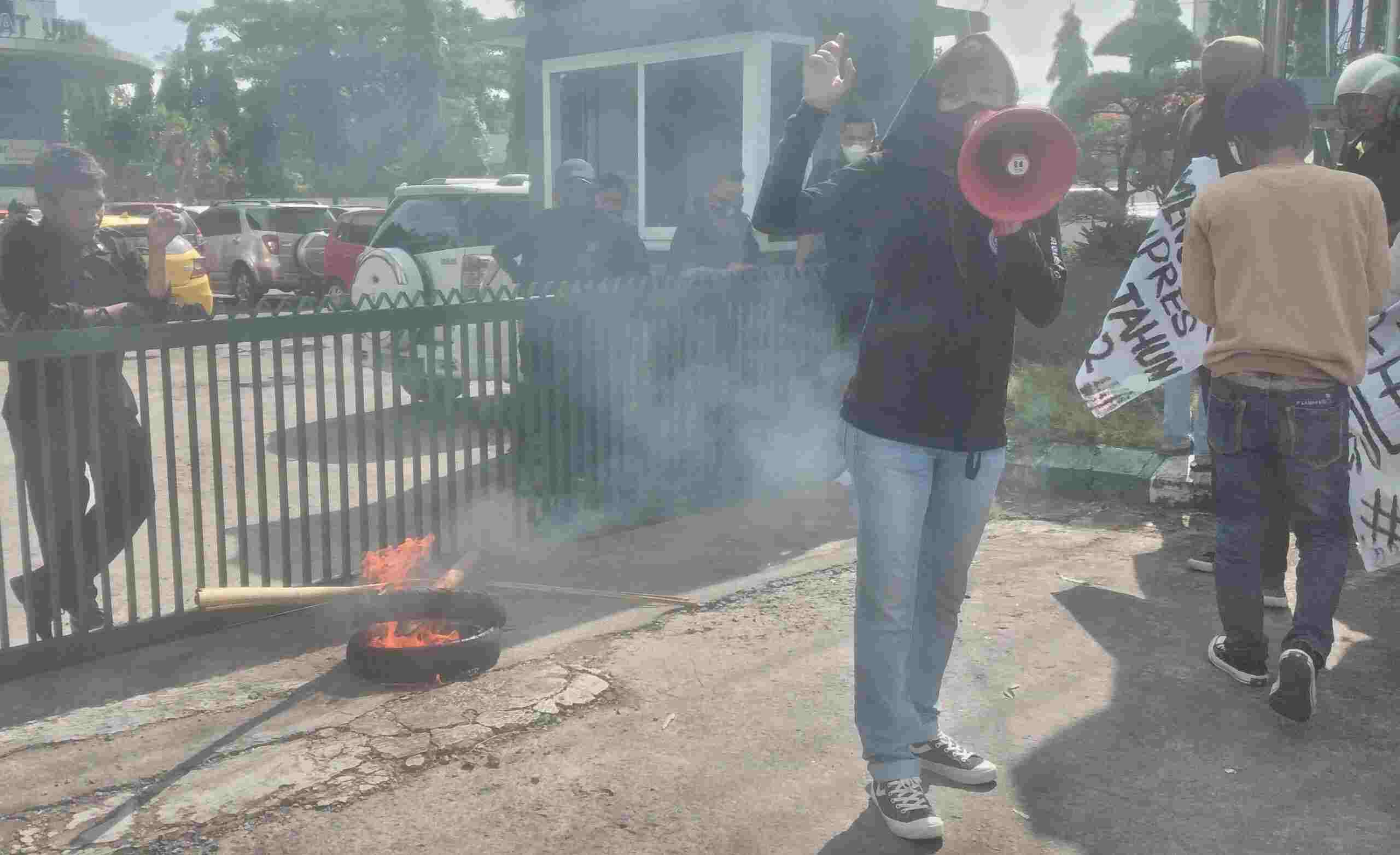 Demonstrasi Tuntut Rektor UMI Ambil Sikap Terhadap 3 Persoalan di Indonesia