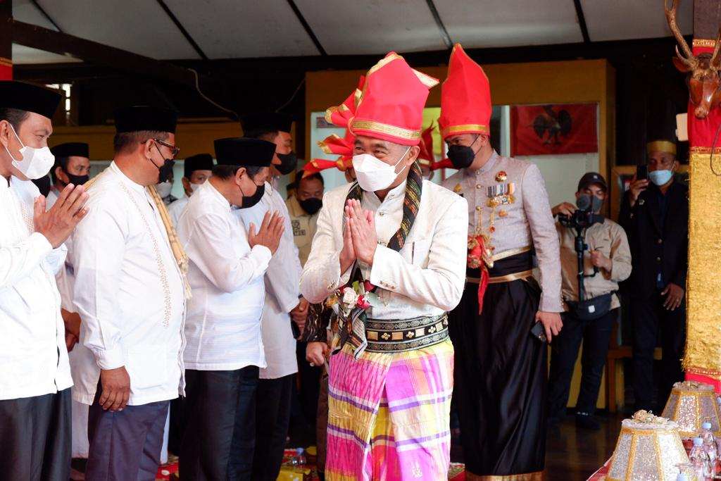 Bupati Adnan Beri Gelar Nama Adat Gowa ke Menko PMK Daeng Majarre'