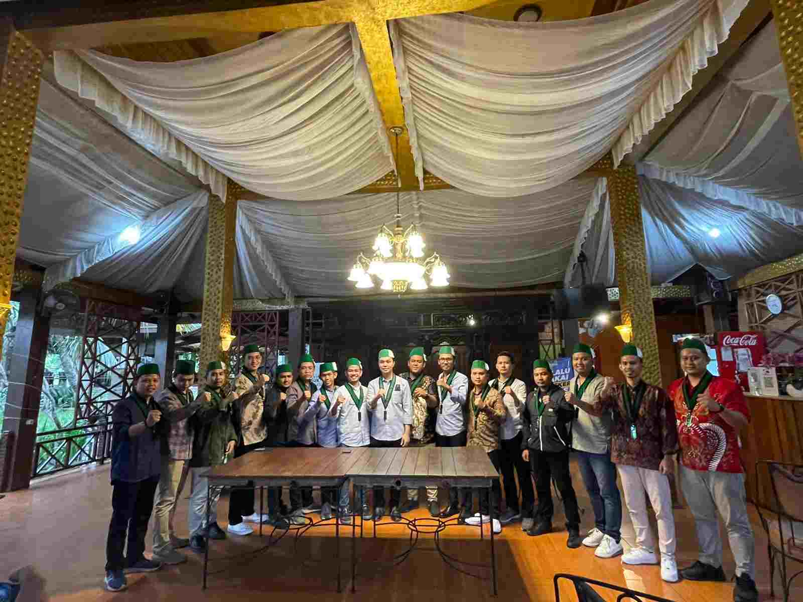 Ketua Umum Badko HMI Sulselbar A. Ikram Rifqi Bersama Ketua Umum PB HMI menandatangani 10 tuntutan yang menjadi pernyataan sikap di internal HMI dalam menyikapi pemerintah yang dilaksanakan di Bogor, Jawa Barat pada Minggu, 10 April 2022.