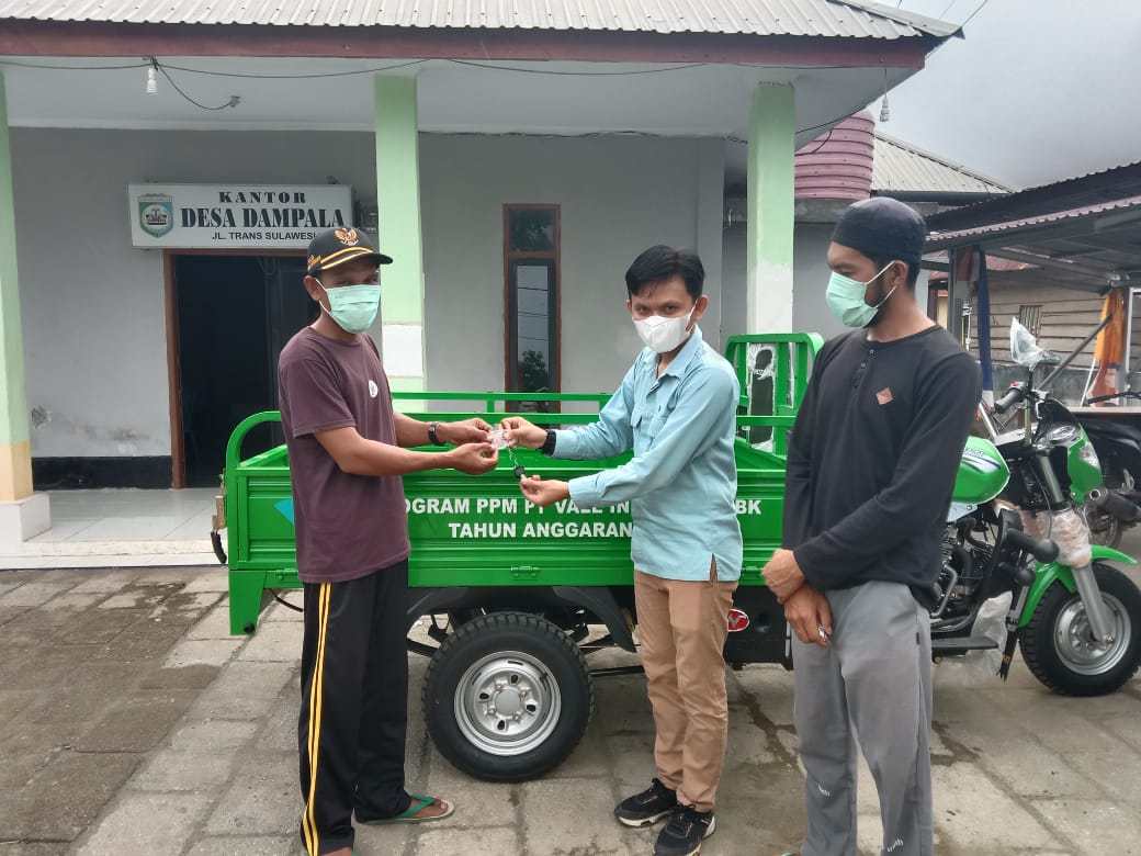 Penyerahan mobil sampah oleh PT Vale Indonesia Tbk ke warga Bahodopi