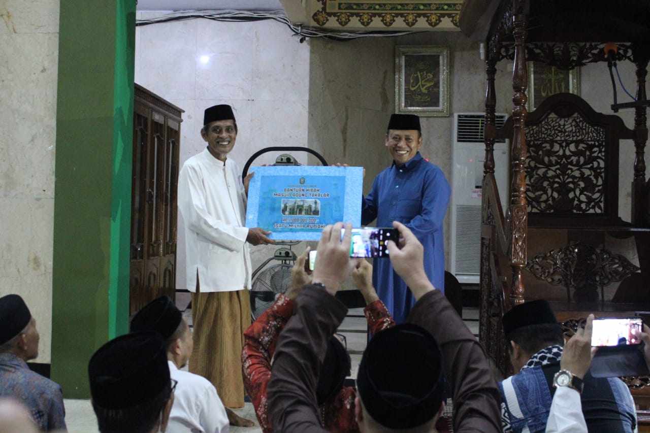 Bupati Takalar H. Syamsari, S.Pt., M.M memberikan dana hibah sebesar Rp 1 Miliar Masjid Agung Takalar
