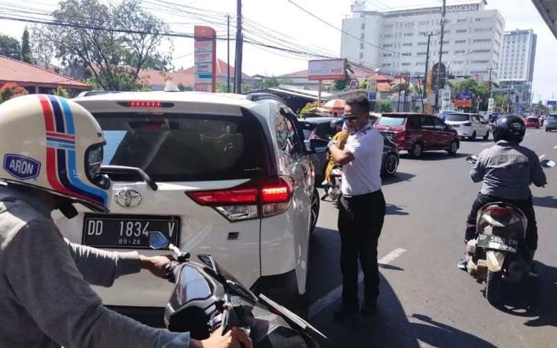 Marakyat, Kadishub Kota Makassar Terjun Langsung Urai Kemacetan