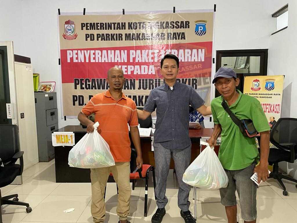 Pentingkan Kesejahteraan Jukir dan Karyawan PD Parkir Makassar Bagikan Sembako