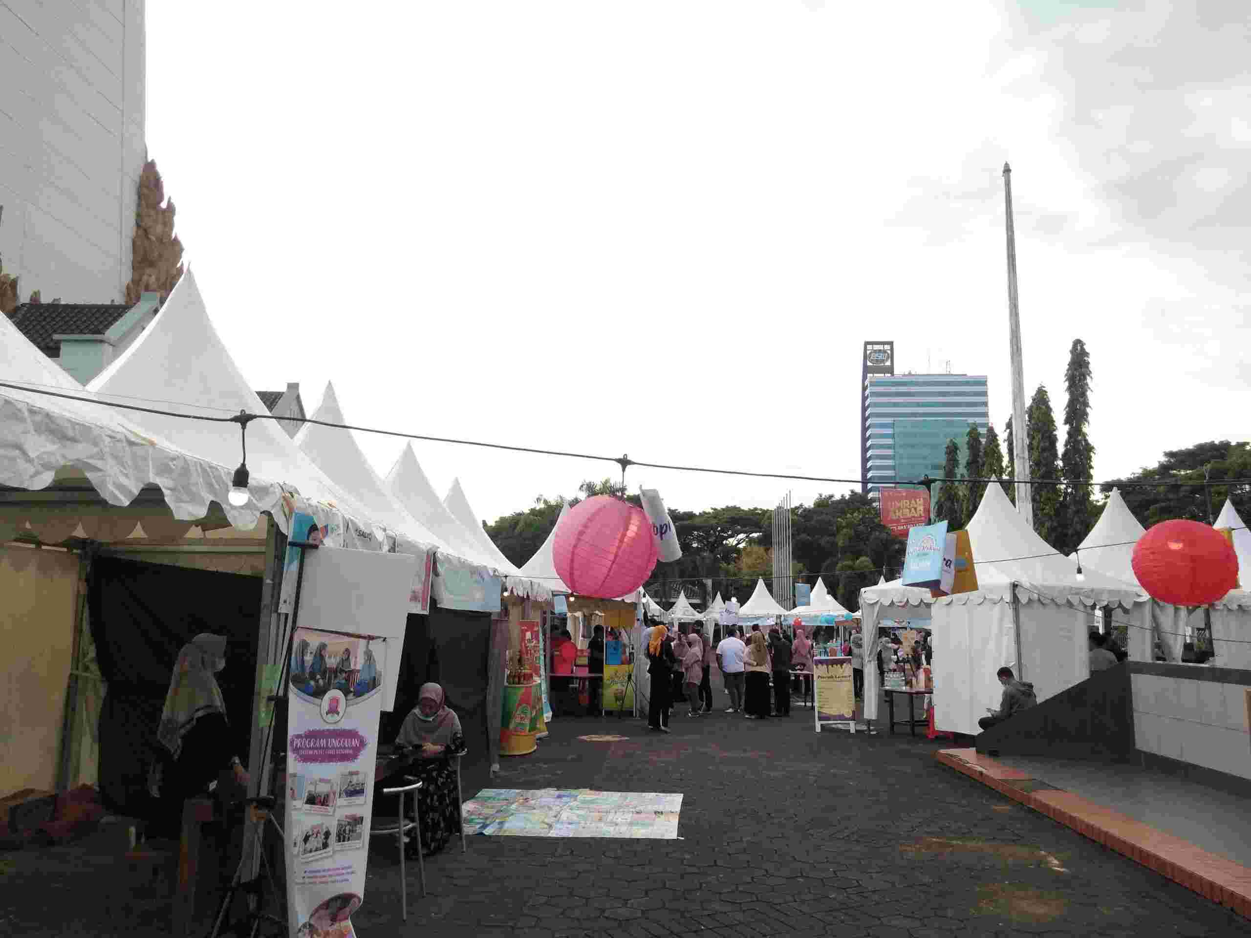 Suasana Pasar Murah yang digelar Monumen Mandala Makassar