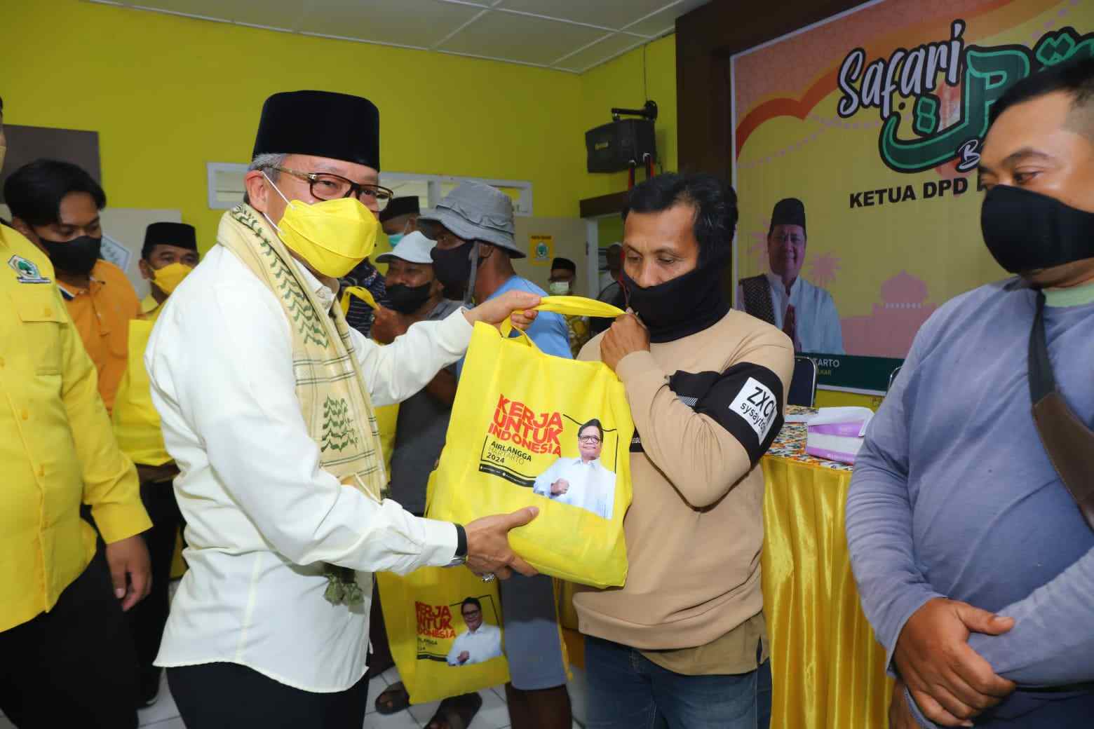 Dewan Pengurus Daerah (DPD) I Provinsi Sulawesi Selatan melakukan berbagi sembako kepada para tukang Becak