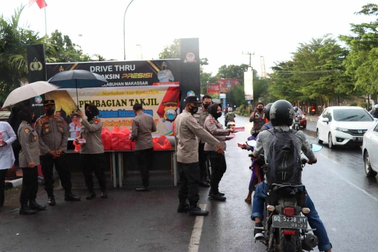 Polres Pelabuhan Kota Makassar Bagikan Buka Puasa Gratis ke Masyarakat